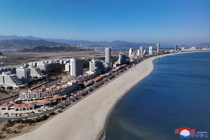 Az észak-koreai állami hírügynökség, a KCNA 2024. decemberi 31-én kiadott felvétele a turistakomplexumról, alul Kim Dzsongun és lánya, Kim Dzsue a partot tekinti meg a megnyitó napján, 2025. június 24-én – Fotó: KCNA / AFP