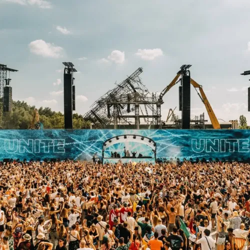 Megígérték, megcsinálták – a leégett nagyszínpad ellenére elkezdődött a belgiumi Tomorrowland