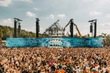 Megígérték, megcsinálták – a leégett nagyszínpad ellenére elkezdődött a belgiumi Tomorrowland