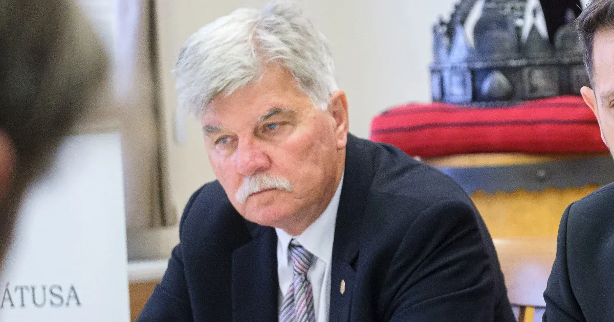 Kamerák előtt tépte szét a Fidesz-tagkönyvét Beke Mihály András diplomata