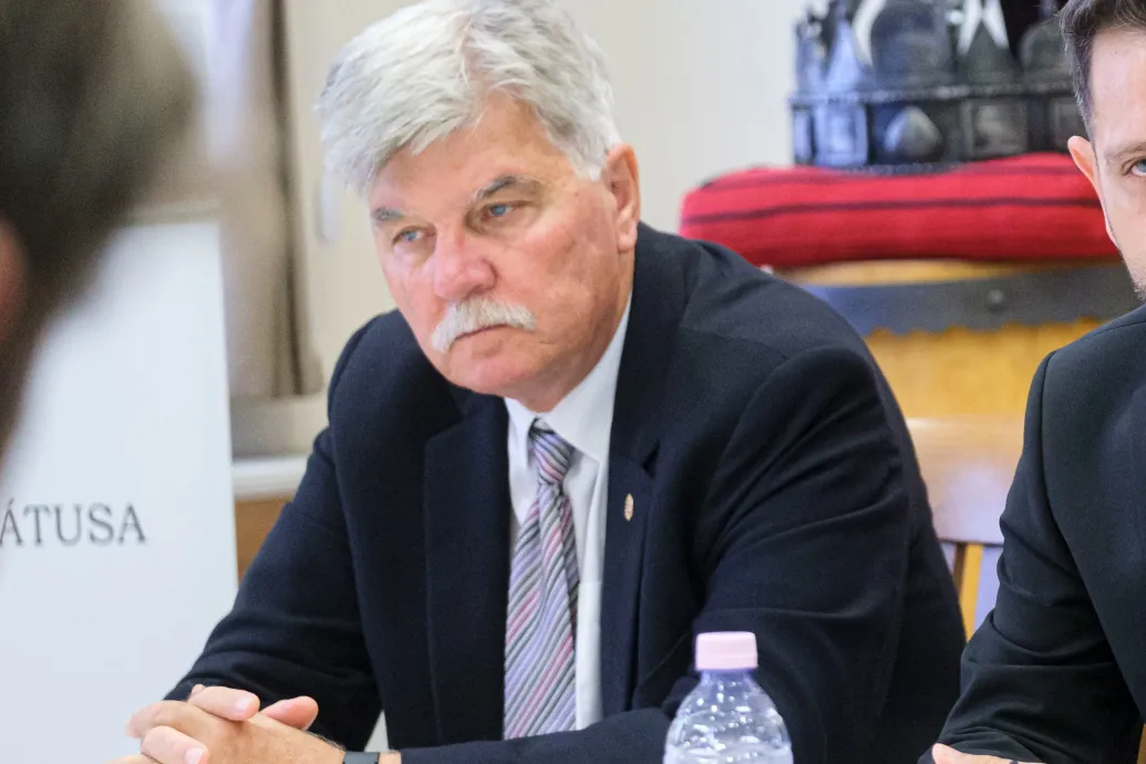 Kamerák előtt tépte szét a Fidesz-tagkönyvét Beke Mihály András diplomata – Forrás: Telex.hu