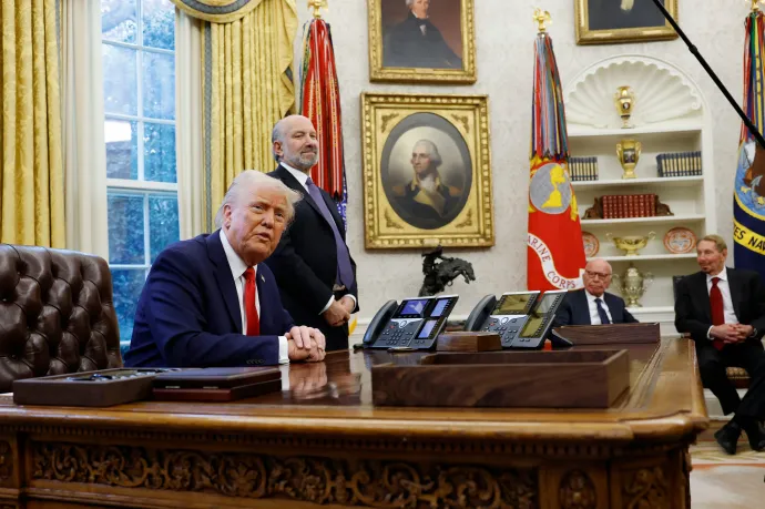Trump beperelte a WSJ tulajdonosát, miután a lap megírta, hogy meztelen nős szülinapi levelet küldött Epsteinnek
