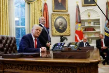Trump beperelte a WSJ tulajdonosát, miután a lap megírta, hogy meztelen nős szülinapi levelet küldött Epsteinnek
