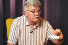 Kamerák előtt tépte szét a Fidesz-tagkönyvét Beke Mihály András, volt csíkszeredai főkonzul-helyettes