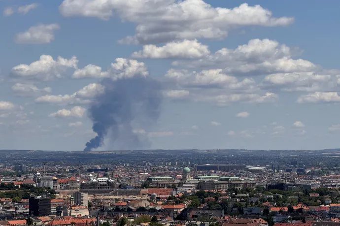 Hulladéklerakó lángol Kerepesen, az erős szél nehezíti az oltást