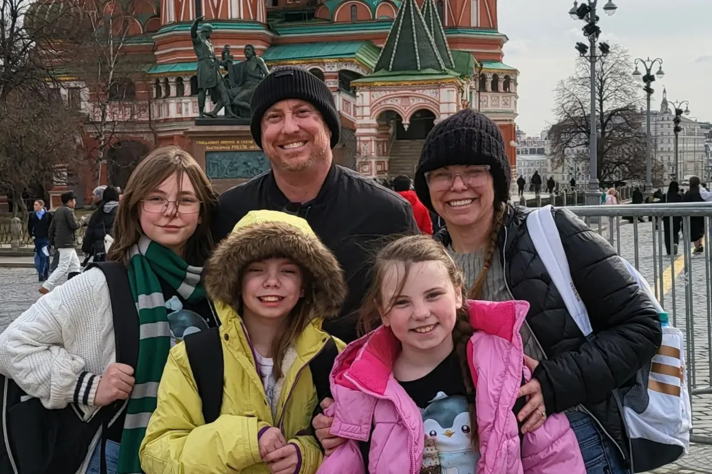 Oroszországba menekült a melegpropaganda elől az amerikai apuka, de arra nem számított, hogy kiküldik harcolni a frontra