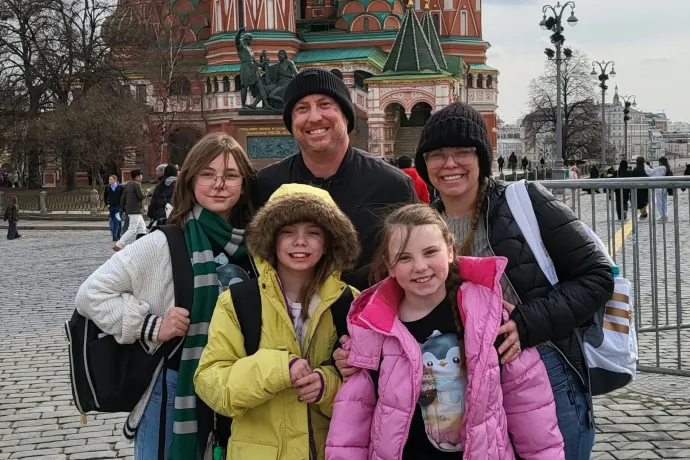 Oroszországba menekült a melegpropaganda elől az amerikai apuka, de arra nem számított, hogy kiküldik harcolni a frontra