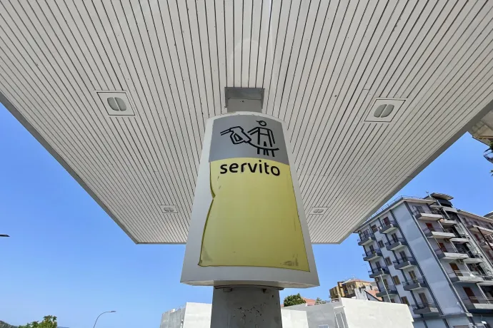 Egy automat a kúton, illetve a felirat, ami alá jobb nem beállni – Fotó: Bakró-Nagy Ferenc / Telex