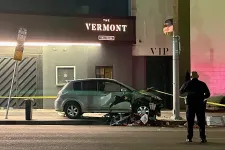 Tömegbe hajtott egy autós a Los Angeles-i Santa Monica Boulevardon, az ütközés után kirángatták a kocsiból és rá is lőttek