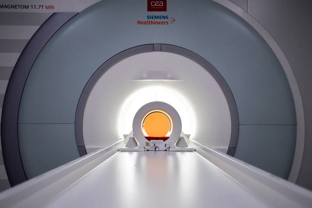 Meghalt egy amerikai férfi, miután beszippantotta egy MRI-gép a fém nyaklánca miatt