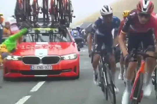 Elütött egy nézőt a csapatkocsi a Tour de France-on, ötezer svájci frankra büntették a vétkes sofőrt