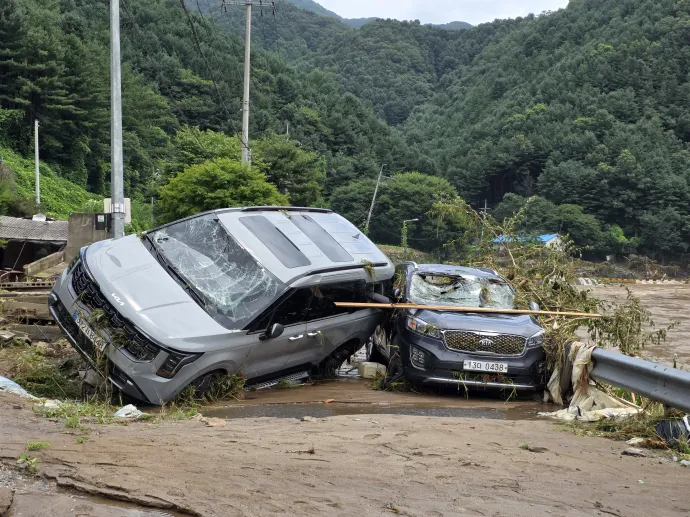Az árvíz által megrongált autók Kaphjong megyében, 2025. július 20-án – Fotó: Yonhap News Agency / AFP