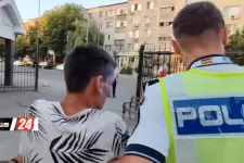 Részegen elkötött egy mentőautót, tüskés útakadállyal állították meg a rendőrök a román férfit