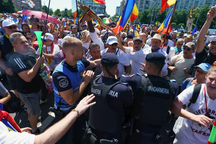 Tüntetők lepték el a Győzelem teret Bukarestben: többen dulakodtak a csendőrökkel és útlezárás is volt