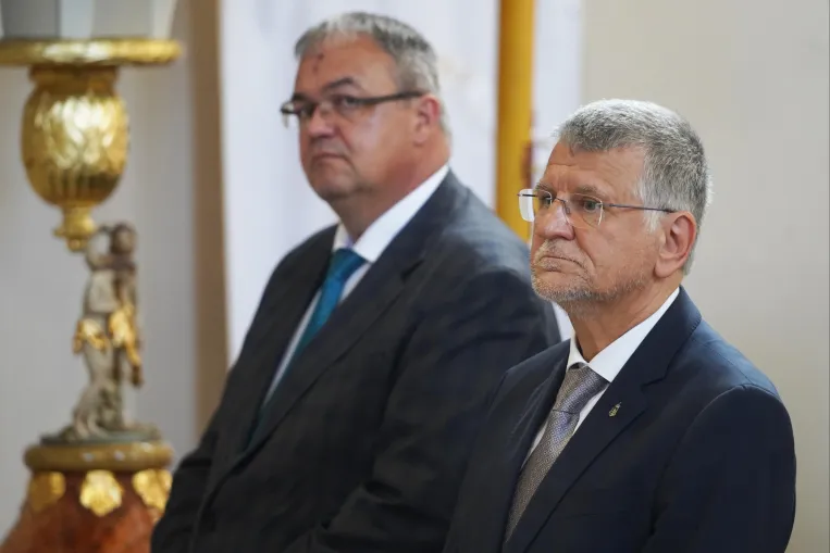 Eltűnt Kövér László bajsza