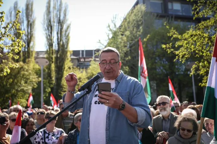 „Kígyóvállú kis sz…rjancsik” – Bayer Zsolt a Majka, Azahriah, Krúbi koncertjein mocskos fideszező fiatalokról