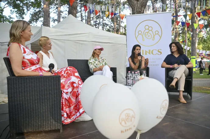Vitályos Eszter kormányszóvivő és Koncz Zsófia, a Kulturális és Innovációs Minisztérium családokért felelős államtitkára a Család és munka – női vezetők a közéletben című kerekasztal-beszélgetésen a debreceni Campus Fesztiválon 2025. július 19-én – Fotó: Czeglédi Zsolt / MTI