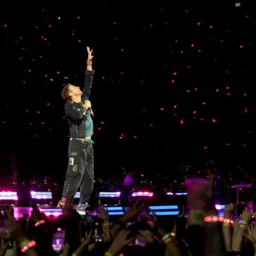 Chris Martin a szombati koncerten már előre szólt, hogy mindjárt jön a csókkamera