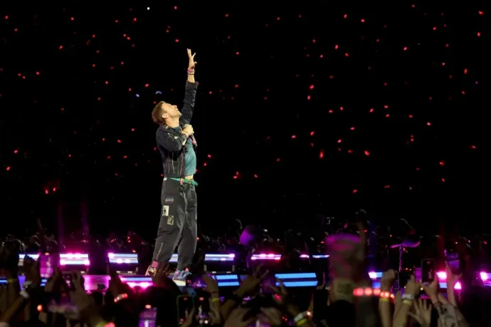 Chris Martin a szombati koncerten már előre szólt, hogy mindjárt jön a csókkamera