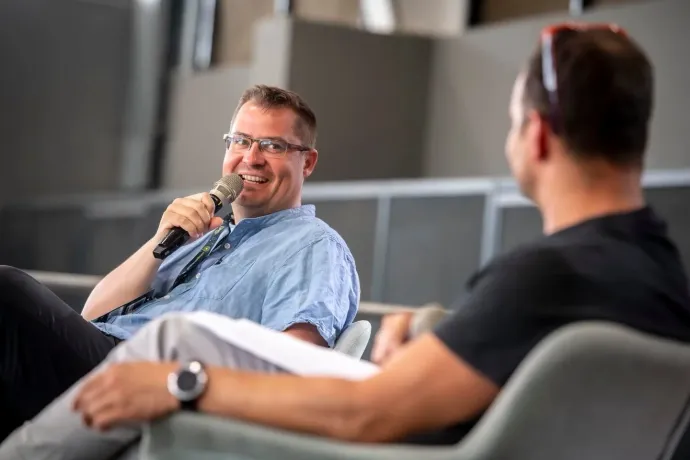 Orbán családjának gazdagodásáról is kérdezték a miniszterelnök jobbkezét a keresztény ifjúsági táborban