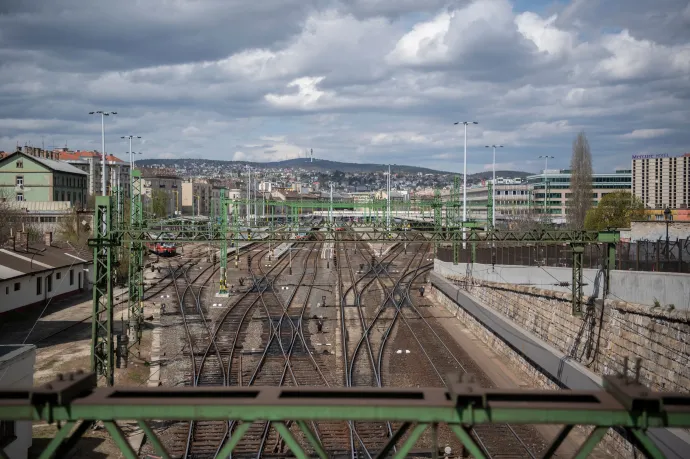 A Déliből csak Kelenföldig jutott egy balatoni vonat, felsővezeték-hiba miatt késik több járat reggel