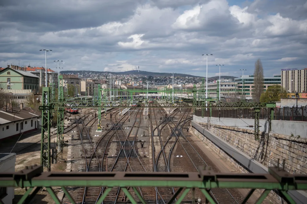 A Déliből csak Kelenföldig jutott egy balatoni vonat reggel, egy visszafele tartó járatot töröltek