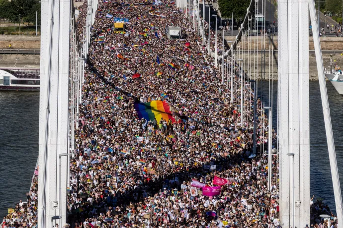 A 30. Budapest Pride résztvevői vonulnak át az Erzsébet hídon 2025. június 28-án – Fotó: Ivándi-Szabó Balázs / Telex