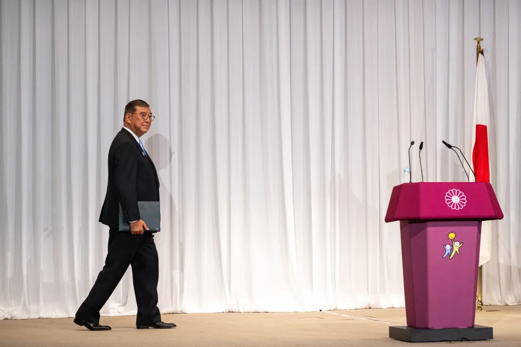 Veresége ellenére posztján kíván maradni a japán kormányfő