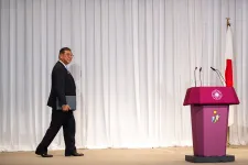 Veresége ellenére posztján kíván maradni a japán kormányfő