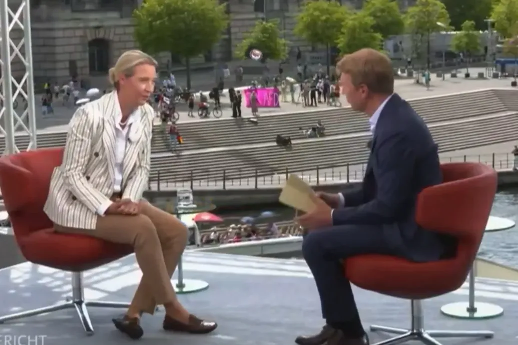 Hangos zenével trollkodták szét Orbán Viktor szélsőjobboldali barátjának tévéinterjúját