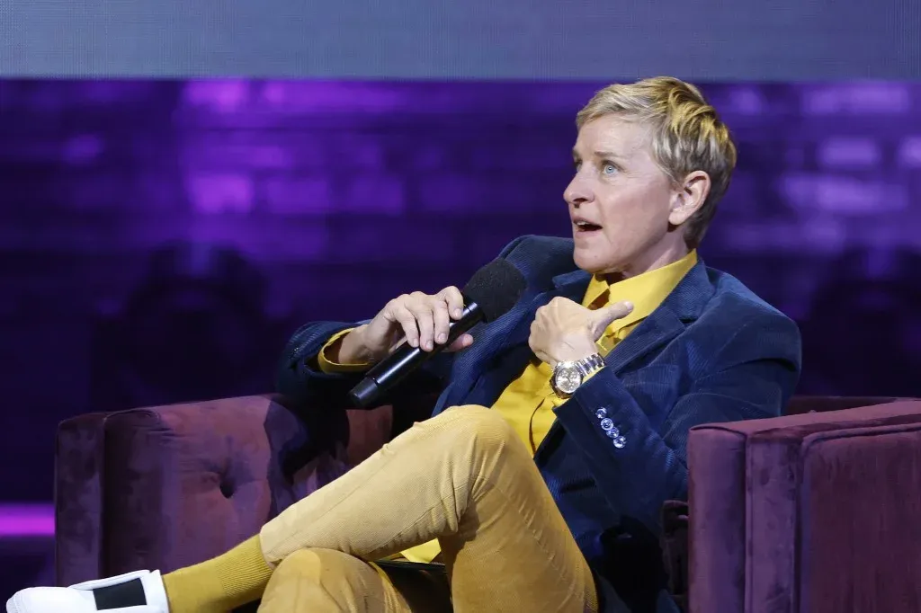 Ellen DeGeneres csirkéket nevelget Angliában, amióta lelépett oda Trump miatt