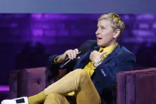 Ellen DeGeneres csirkéket nevelget Angliában, amióta lelépett oda Trump miatt