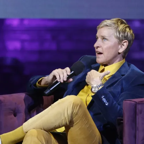 Ellen DeGeneres csirkéket nevelget Angliában, amióta lelépett oda Trump miatt