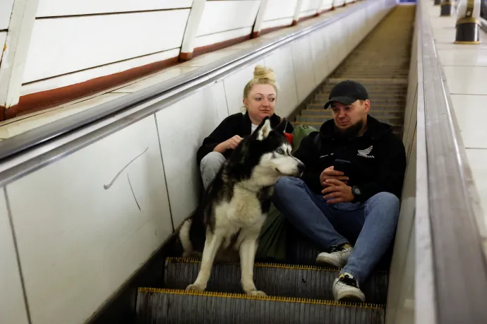Találat ért egy menedékként használt kijevi metróállomást, egy ember meghalt az ukrán fővárosban