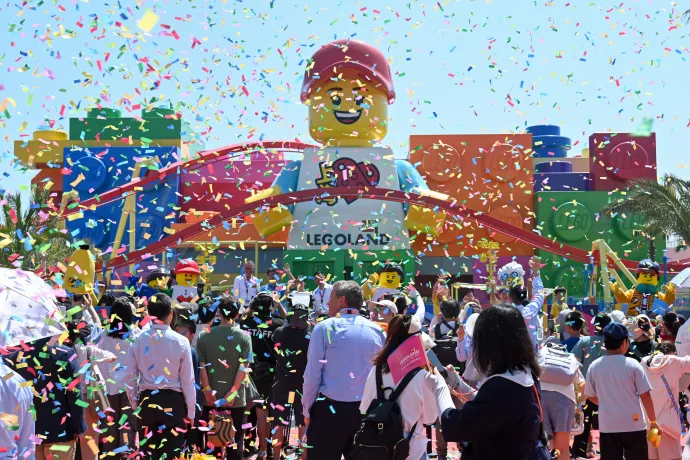 A világ legnagyobb Legoland-vidámparkjának megnyitó ünnepsége Sanghajban 2025. július 5-én – Fotó: AFP