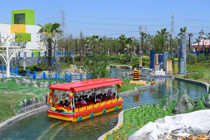 A világ legnagyobb Legoland-vidámparkjának megnyitó ünnepsége Sanghajban 2025. július 5-én – Fotó: AFP