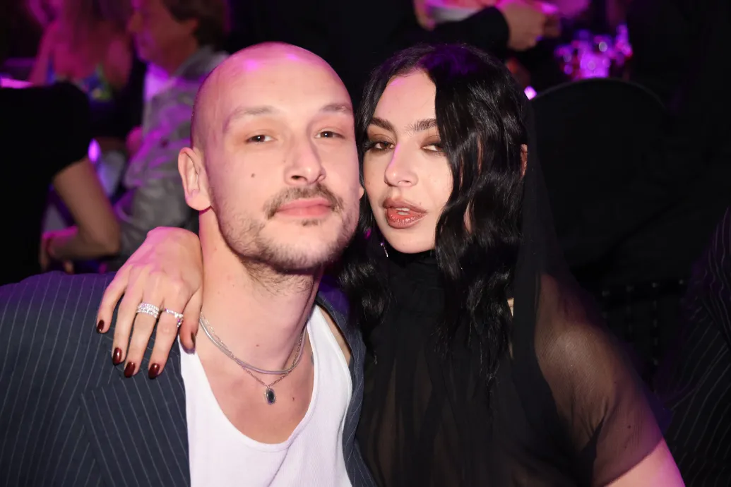 Összeházasodott Charli XCX és az 1975 zenekar dobosa