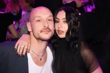 Összeházasodott Charli XCX és az 1975 zenekar dobosa