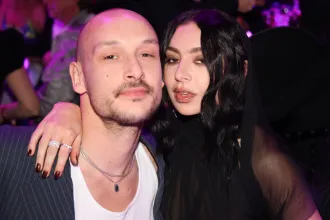 Összeházasodott Charli XCX és az 1975 zenekar dobosa