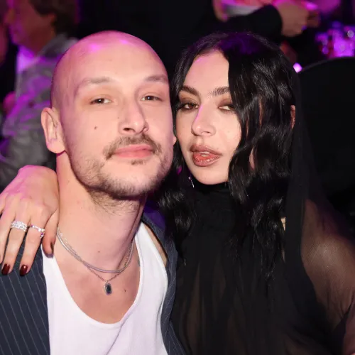 Összeházasodott Charli XCX és az 1975 zenekar dobosa