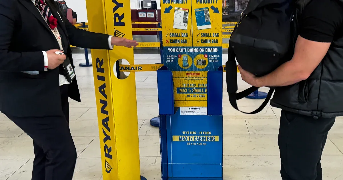 Több bónuszt fizetne a dolgozóinak a Ryanair a lefülelt túlméretes csomagok után