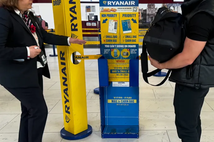 Több bónuszt fizetne a dolgozóinak a Ryanair a lefülelt túlméretes csomagok után