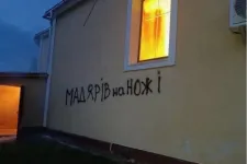 Rácz András szerint a magyar kormánynak köze lehetett a kárpátaljai templomrongáláshoz, Menczer Tamás szerint ez „jó eséllyel kimeríti a rágalmazás tényállását”
