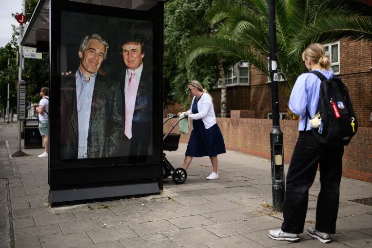 Trump stratégiát váltott, rettentően frusztrálja, hogy hívei ennyire rácsavarodtak az Epstein-ügyre