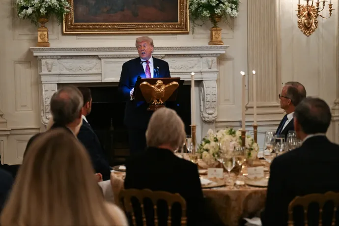 Trump stratégiát váltott, rettentően frusztrálja, hogy hívei ennyire rácsavarodtak az Epstein-ügyre