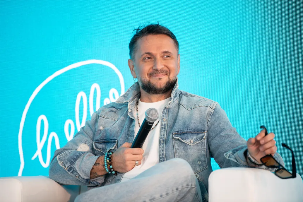 „Bayerek, dopemanek, deákok, megbukott kétszínű zsiványok” – Majka rapszövegben reagált a kormánypárti támadásokra