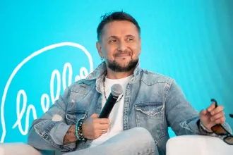 „Bayerek, dopemanek, deákok, megbukott kétszínű zsiványok” – Majka rapszövegben reagált a kormánypárti támadásokra