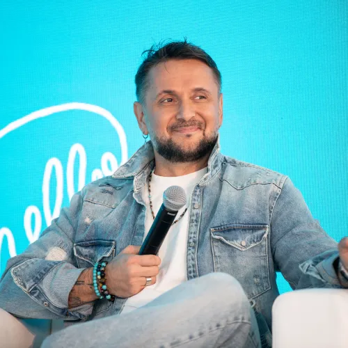 „Bayerek, dopemanek, deákok, megbukott kétszínű zsiványok” – Majka rapszövegben reagált a kormánypárti támadásokra