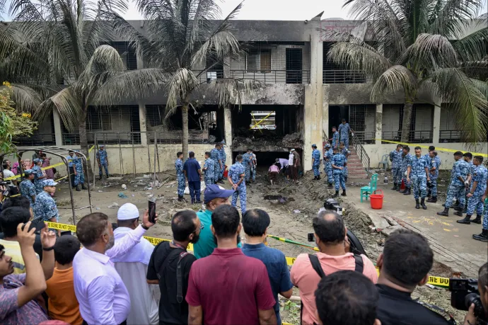 Már 27 halottja van a bangladesi vadászrepülő-balesetnek