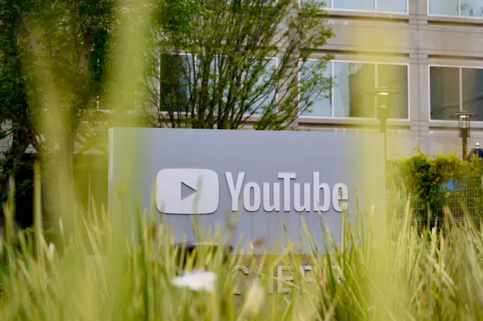 Orosz és kínai propagandacsatornák ezreit tiltotta le a YouTube
